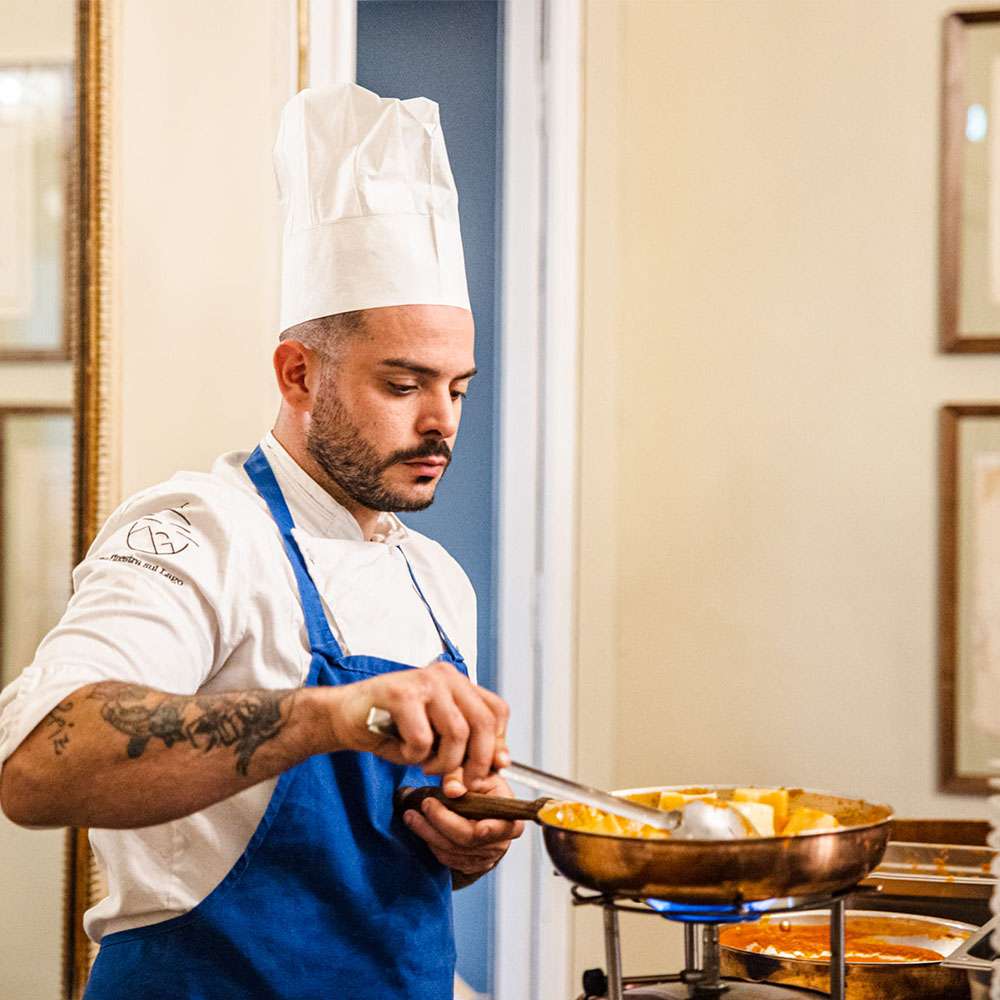 Chef che gira la pasta sul fuoco