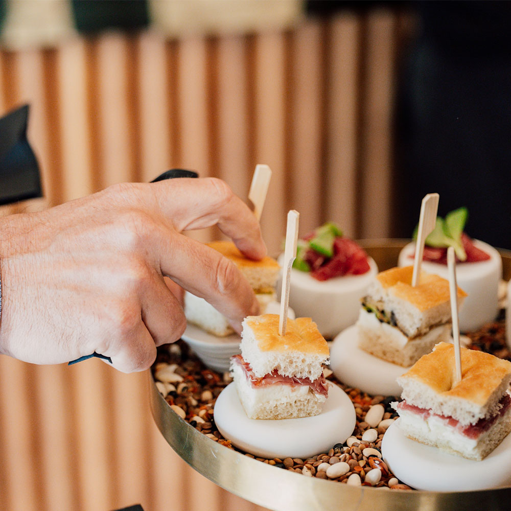 Mano che prende un finger food