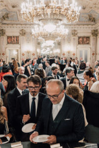 Gruppo Spuma Ospiti all'interno della Sala Bianca