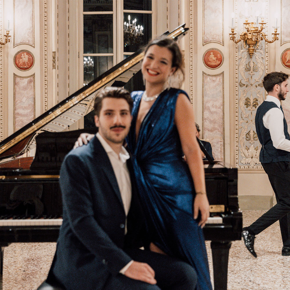 Ospiti che sorridono davanti al pianoforte a coda