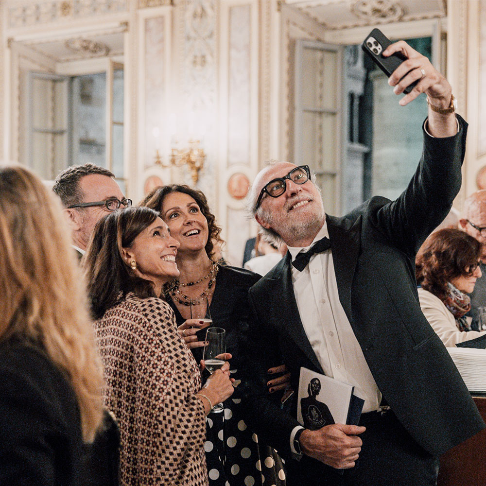 Ospiti che sorridono e si fanno un selfie