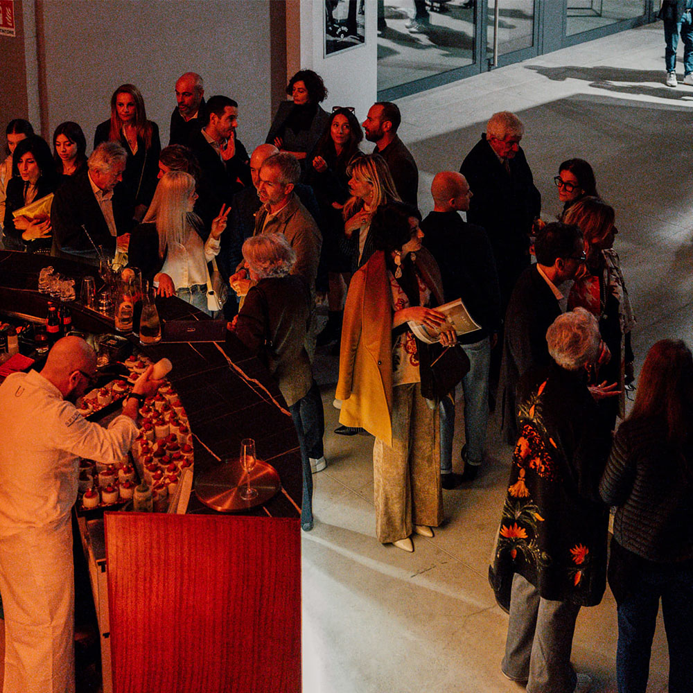 Persone in piedi che parlano all'evento
