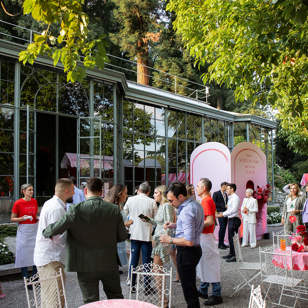 Ospiti nel giardino davanti alla serra