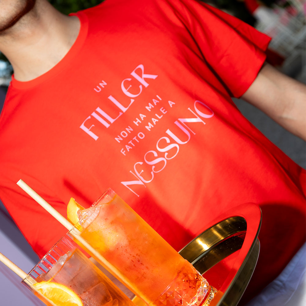 T-shirt rossa con scritte rosa e bicchieri di Spritz
