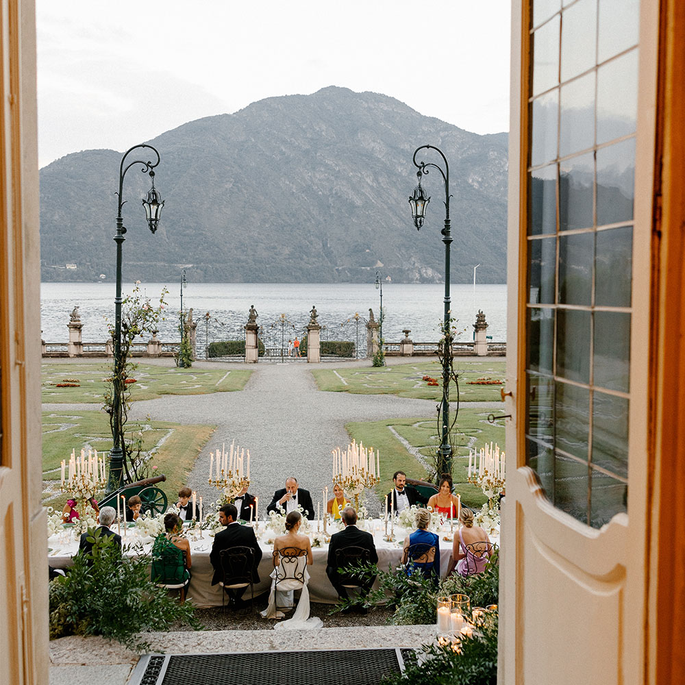 Tavola con gli ospiti nel giardino vista lago