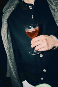 Gruppo Spuma Cocktail rosso tenuto in mano da un uomo