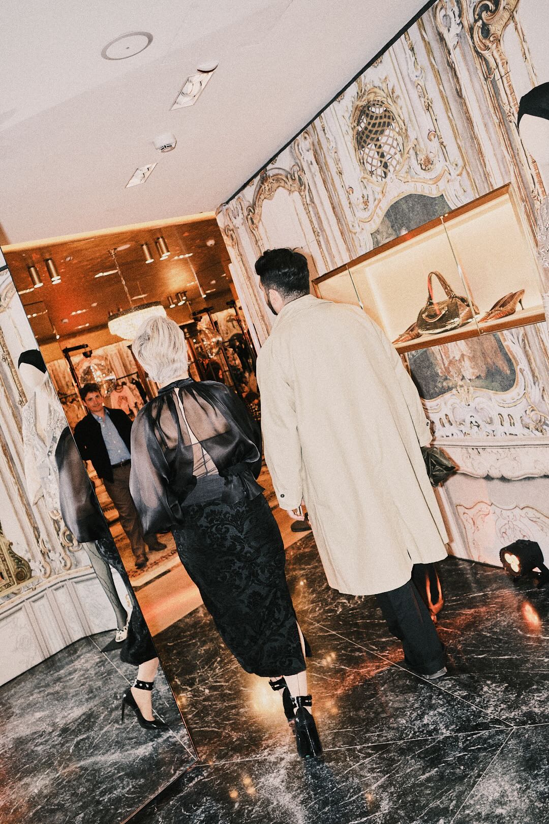 Coppia di schiena all'interno di una boutique