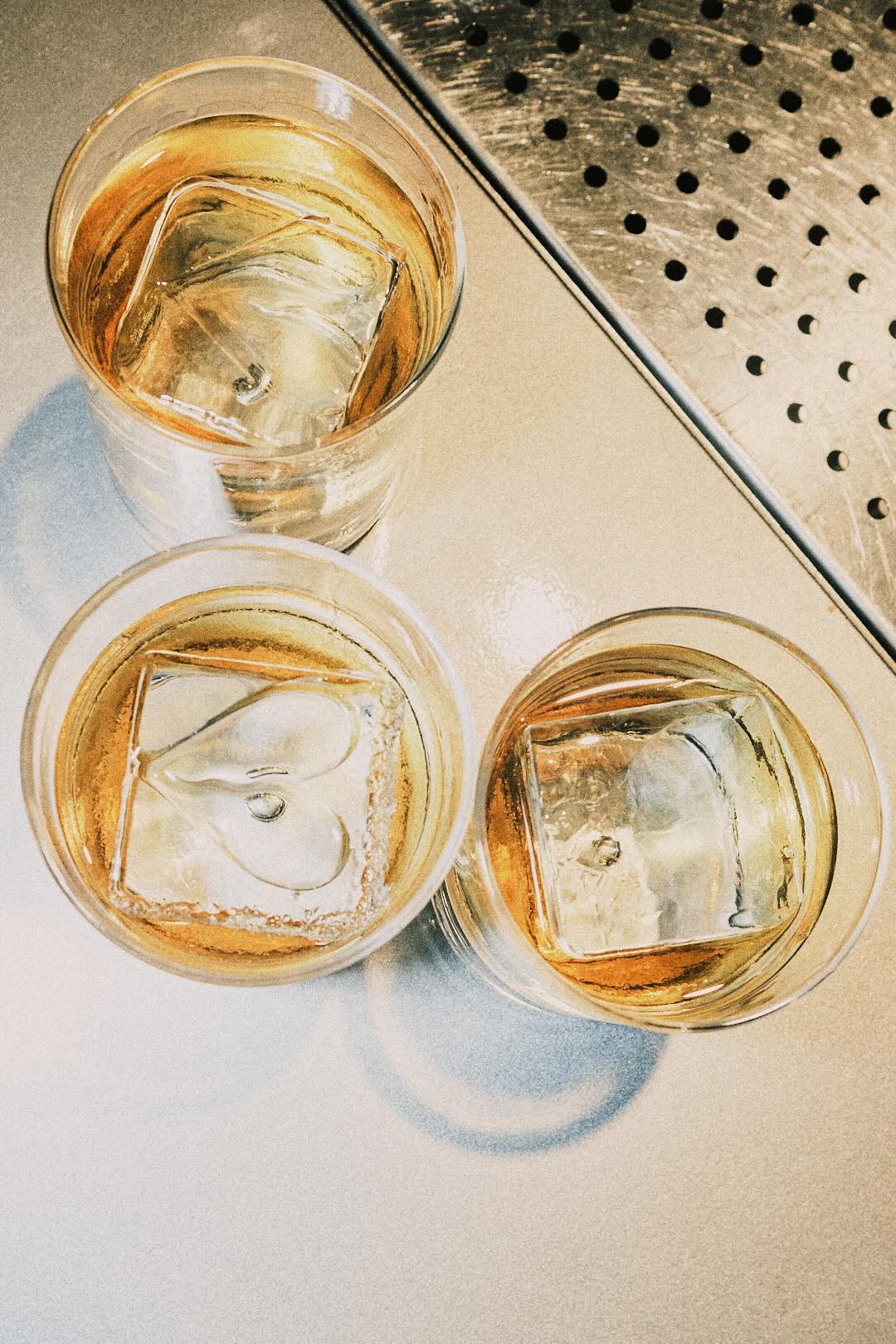 Cocktail gialli con logo sul ghiaccio