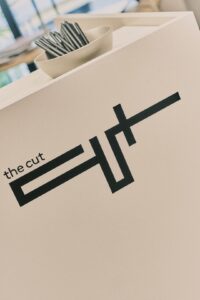 Gruppo Spuma insegna the cut nera su bancone bianco