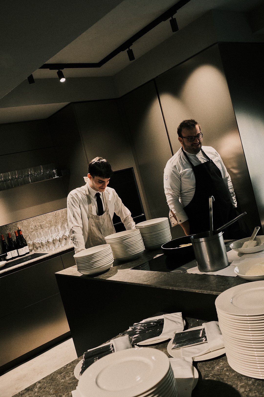 chef e cameriere in cucina