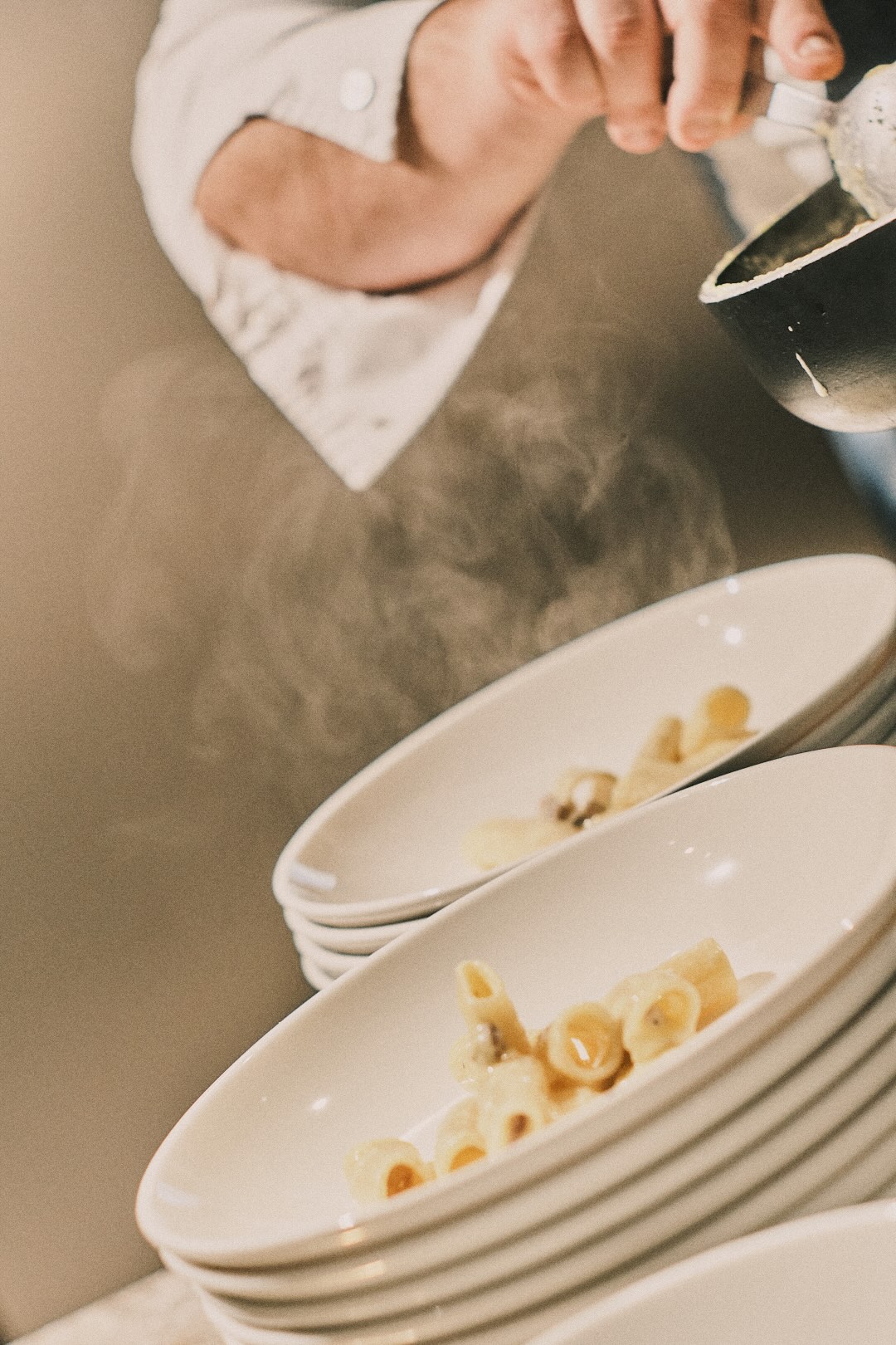 Piatti impilati con all'interno pasta alla carbonara