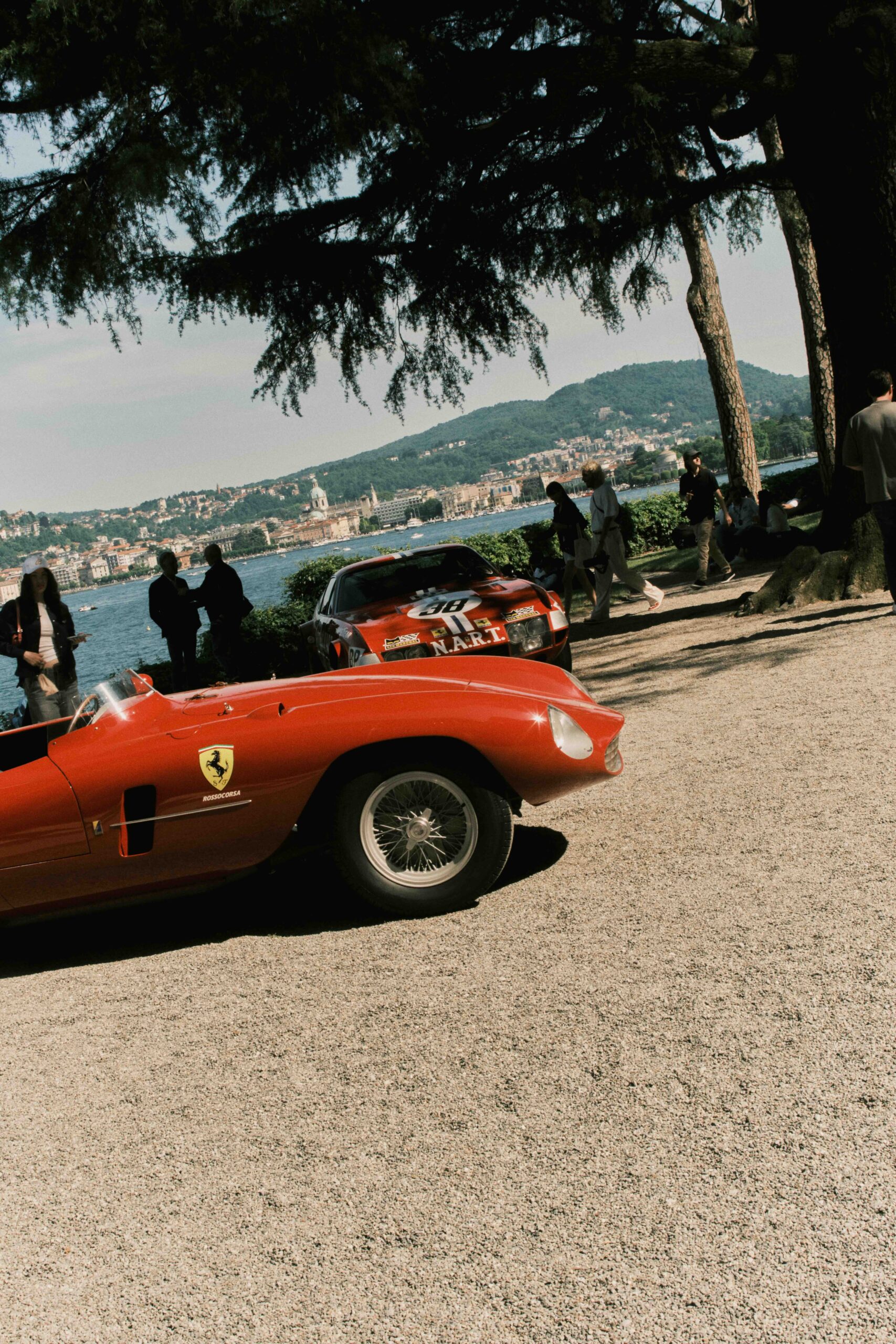 auto d'epoca con sfondo del Lago di Como