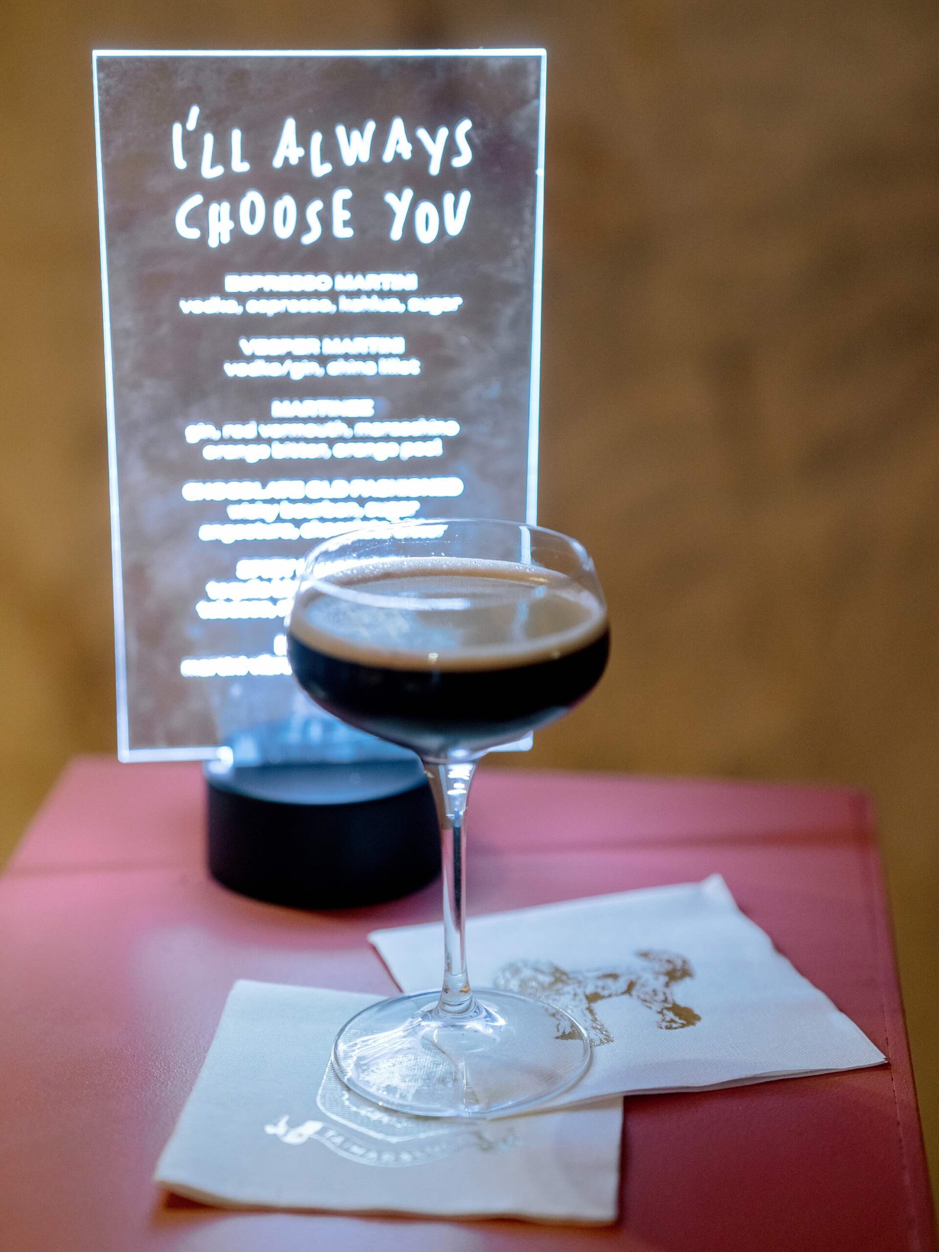 Cocktail marrone con dietro lista cocktail