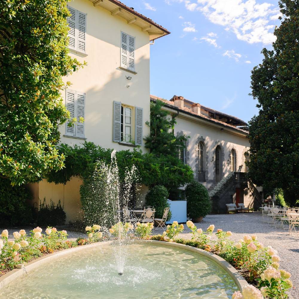 Facciata della villa con fontana