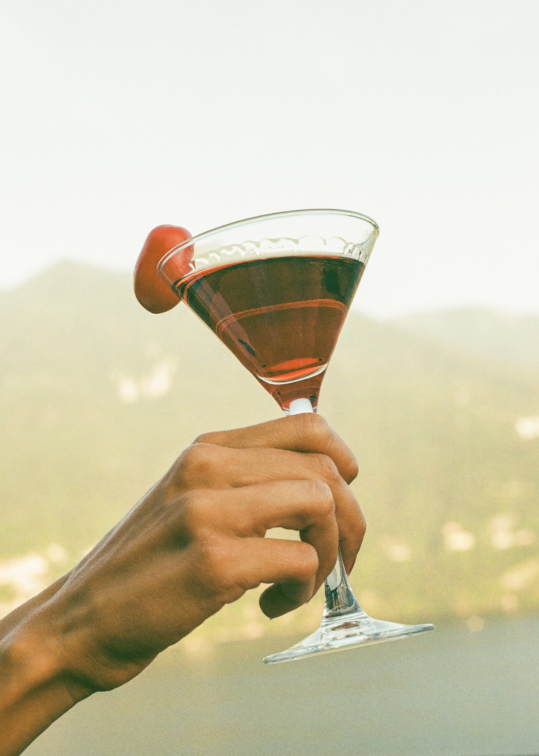 Cocktail rosso con pomdoro fronte lago