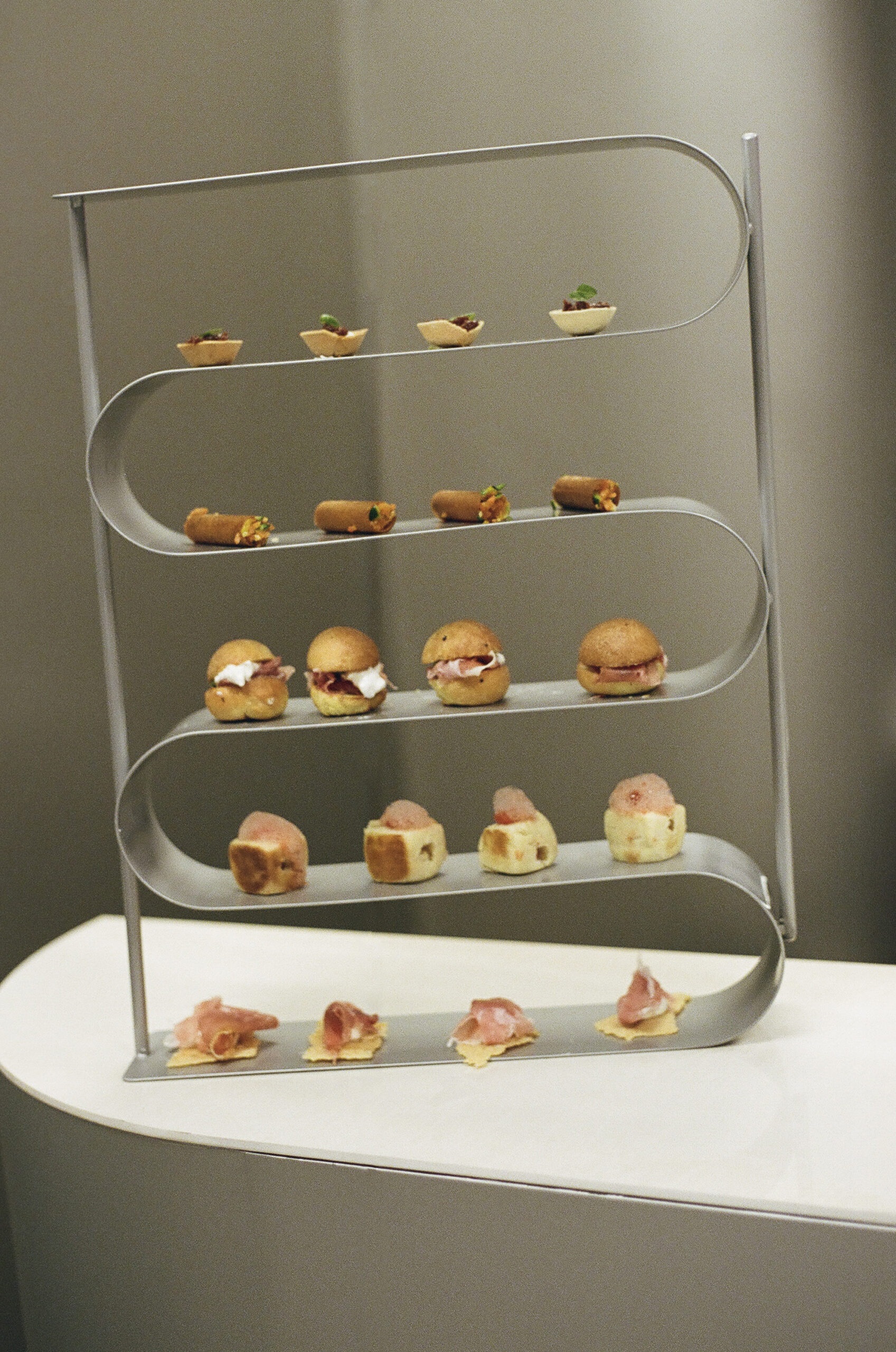 Vassoio ondulato con finger food