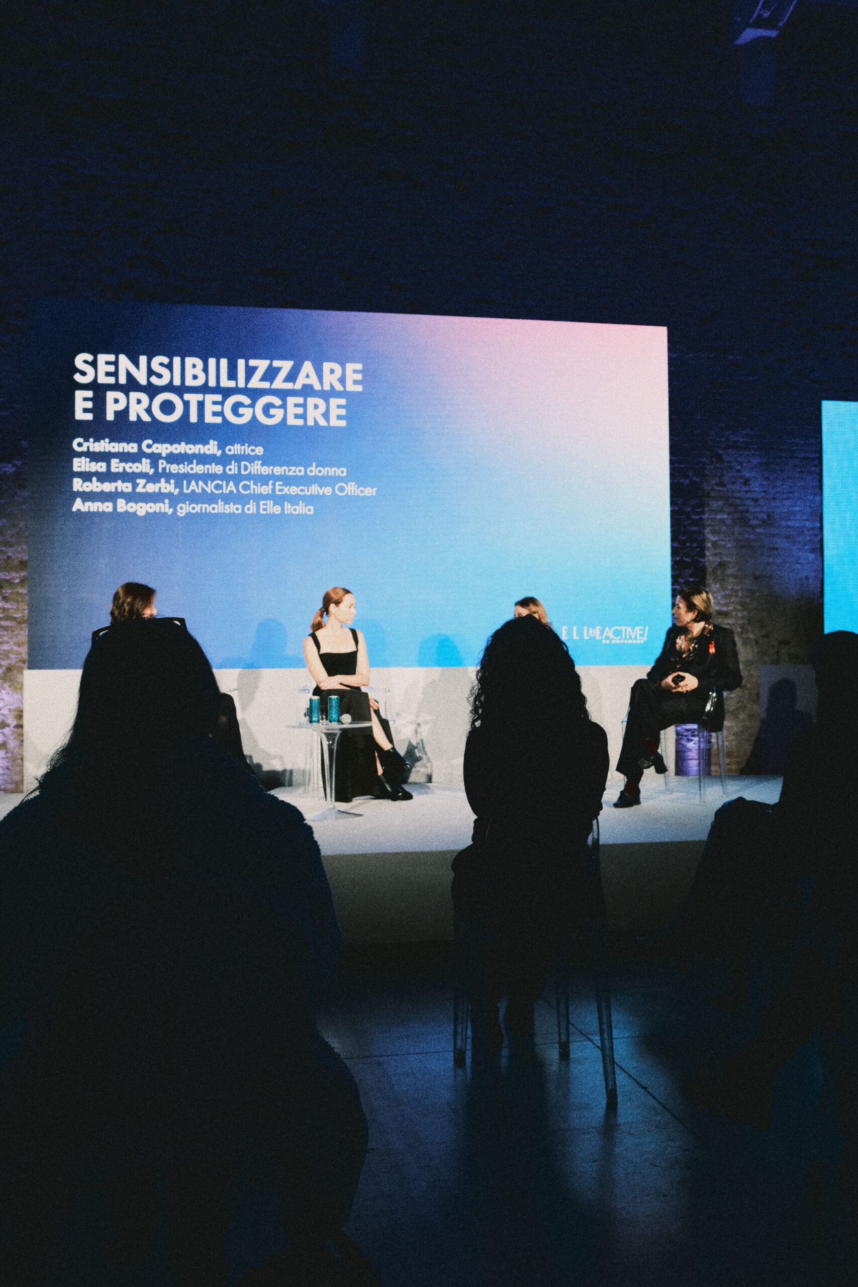 Panel con attrici sedute che parlano tra loro