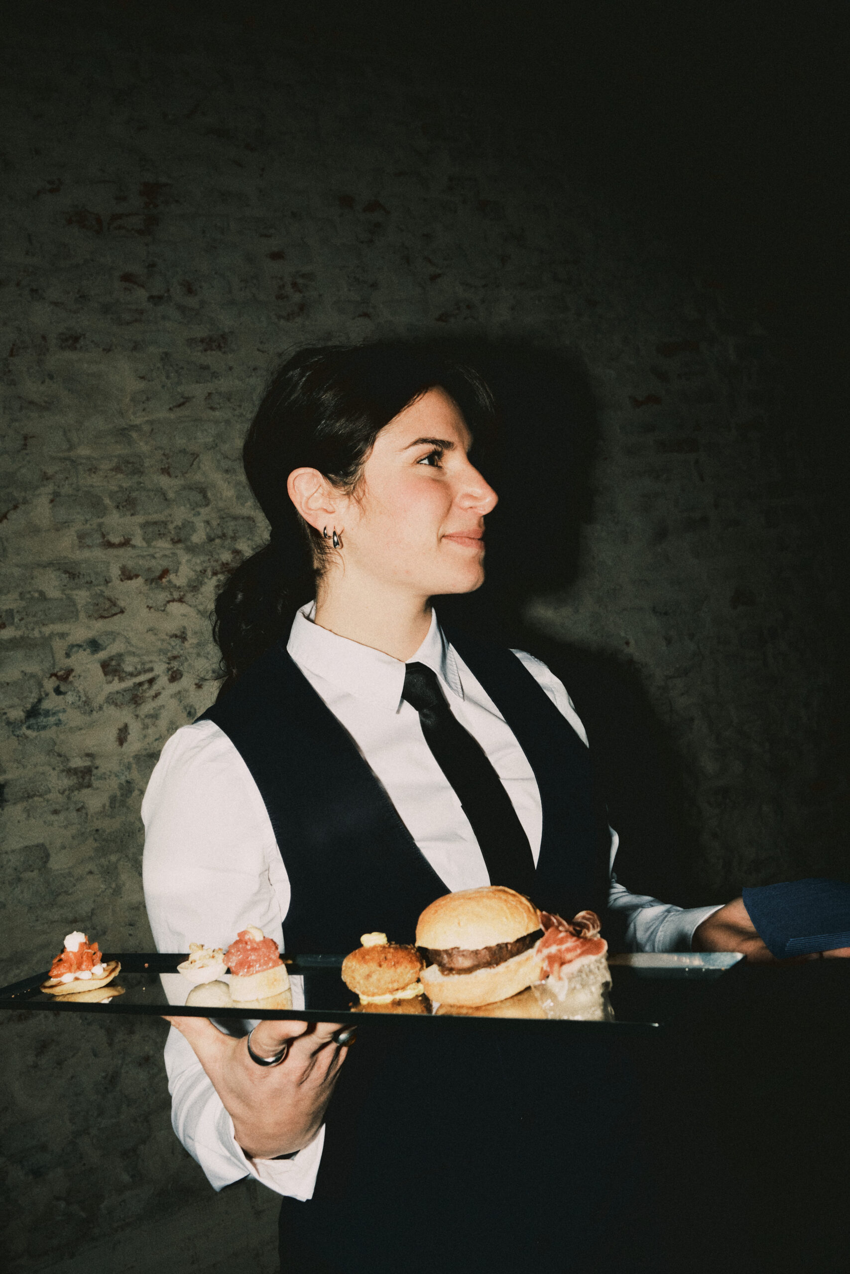 Cameriera che sorregge un vassoio di finger food