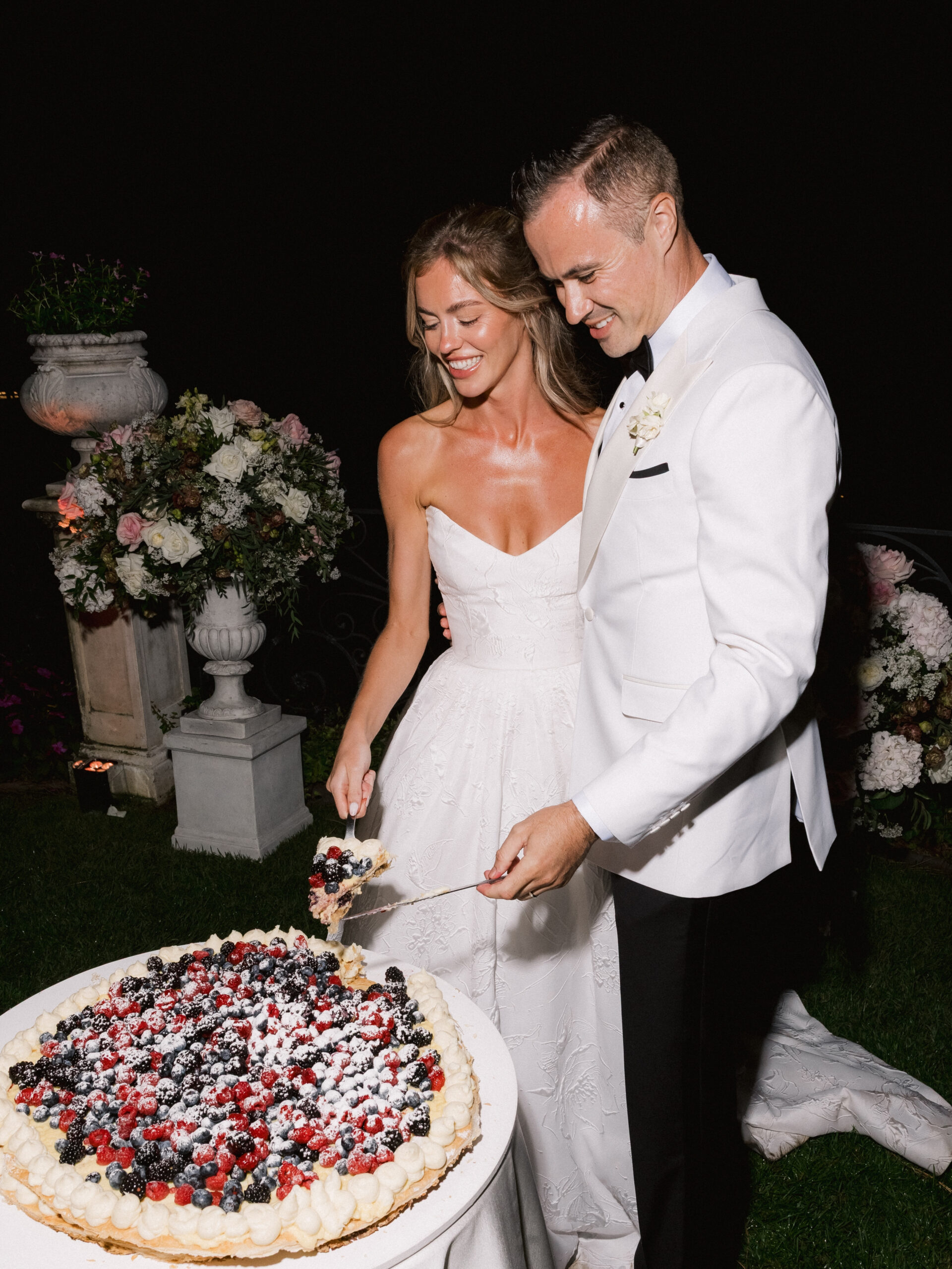 Sposi che tagliano la torta