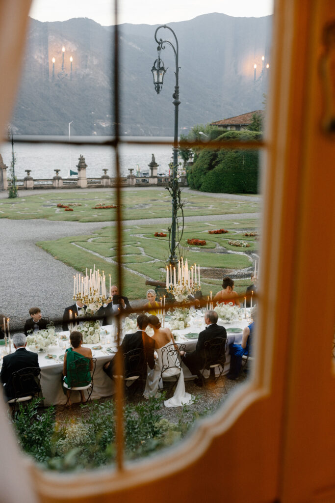 Finestra dove si vede un matrimonio e il lago di Como
