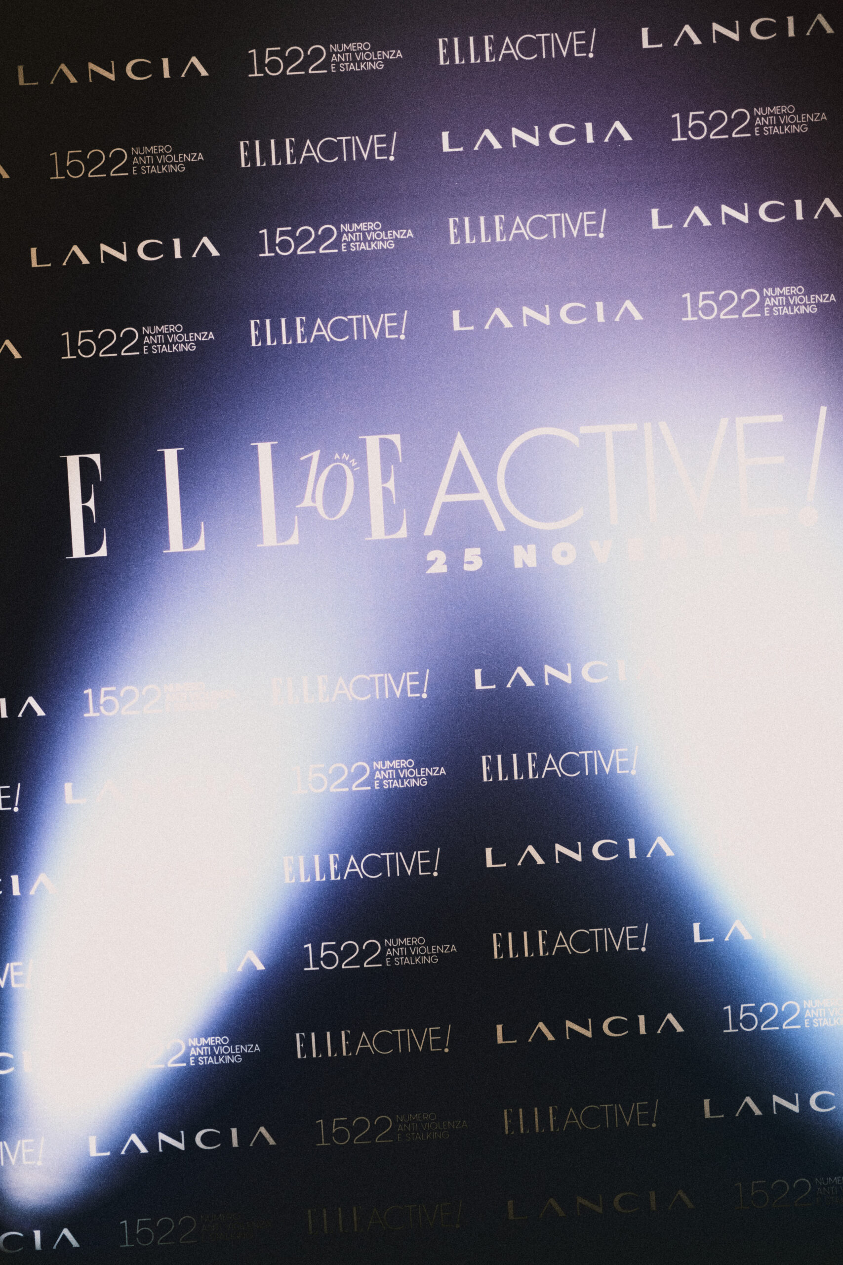 Manifesto blu Elle Italia e Lancia