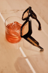Gruppo Spuma Bicchiere di cocktail rosso con occhiali da sole