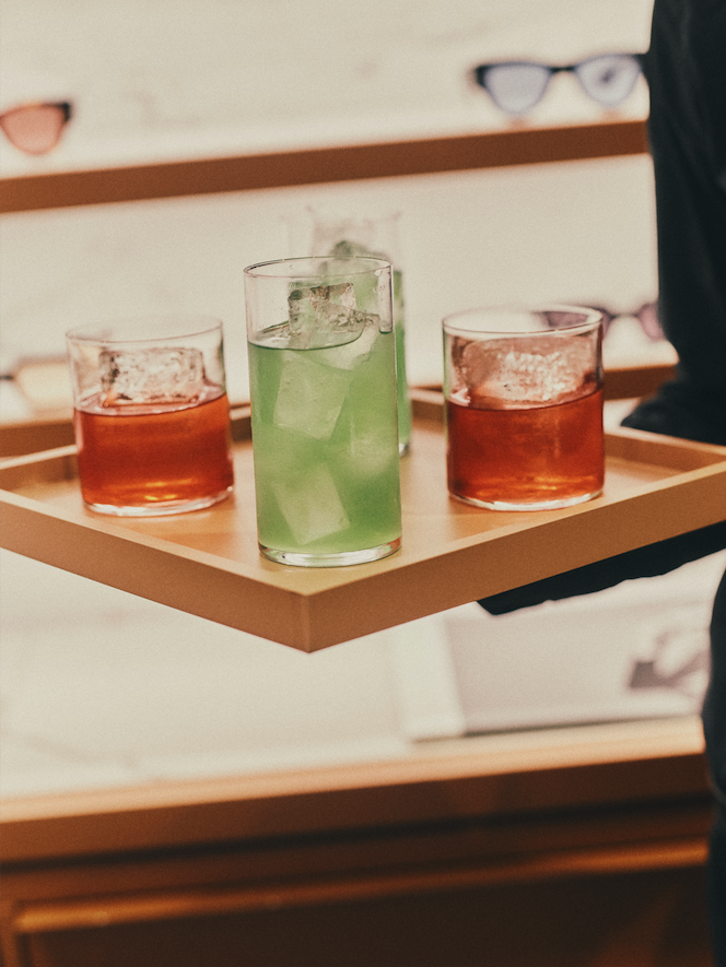 Vassoio di cocktails rossi e verde