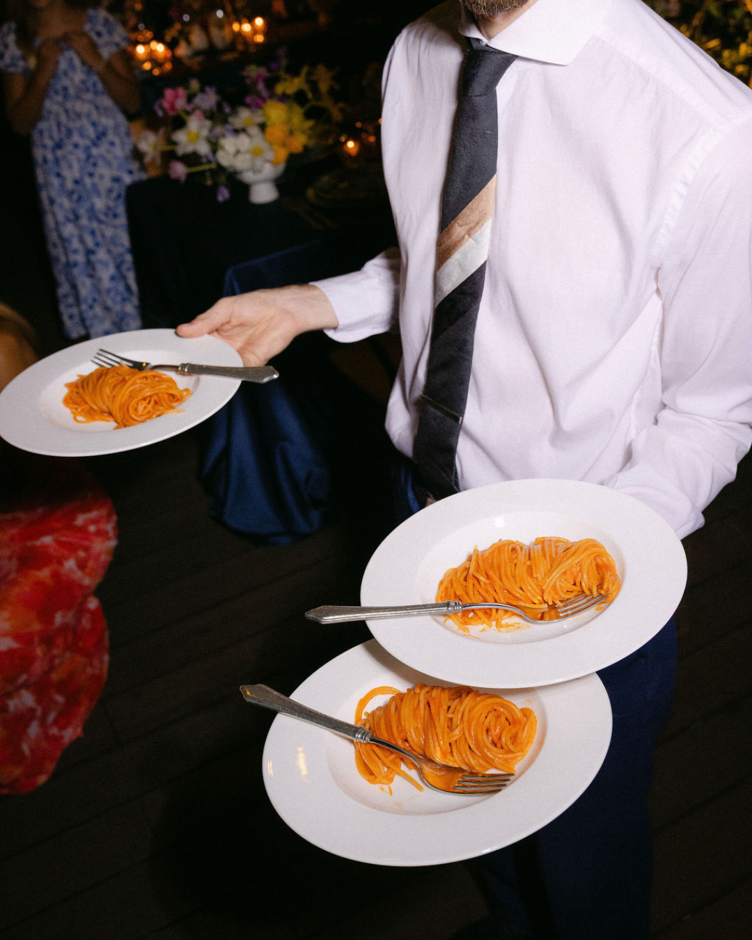Piatti con spaghetti al pomodoro
