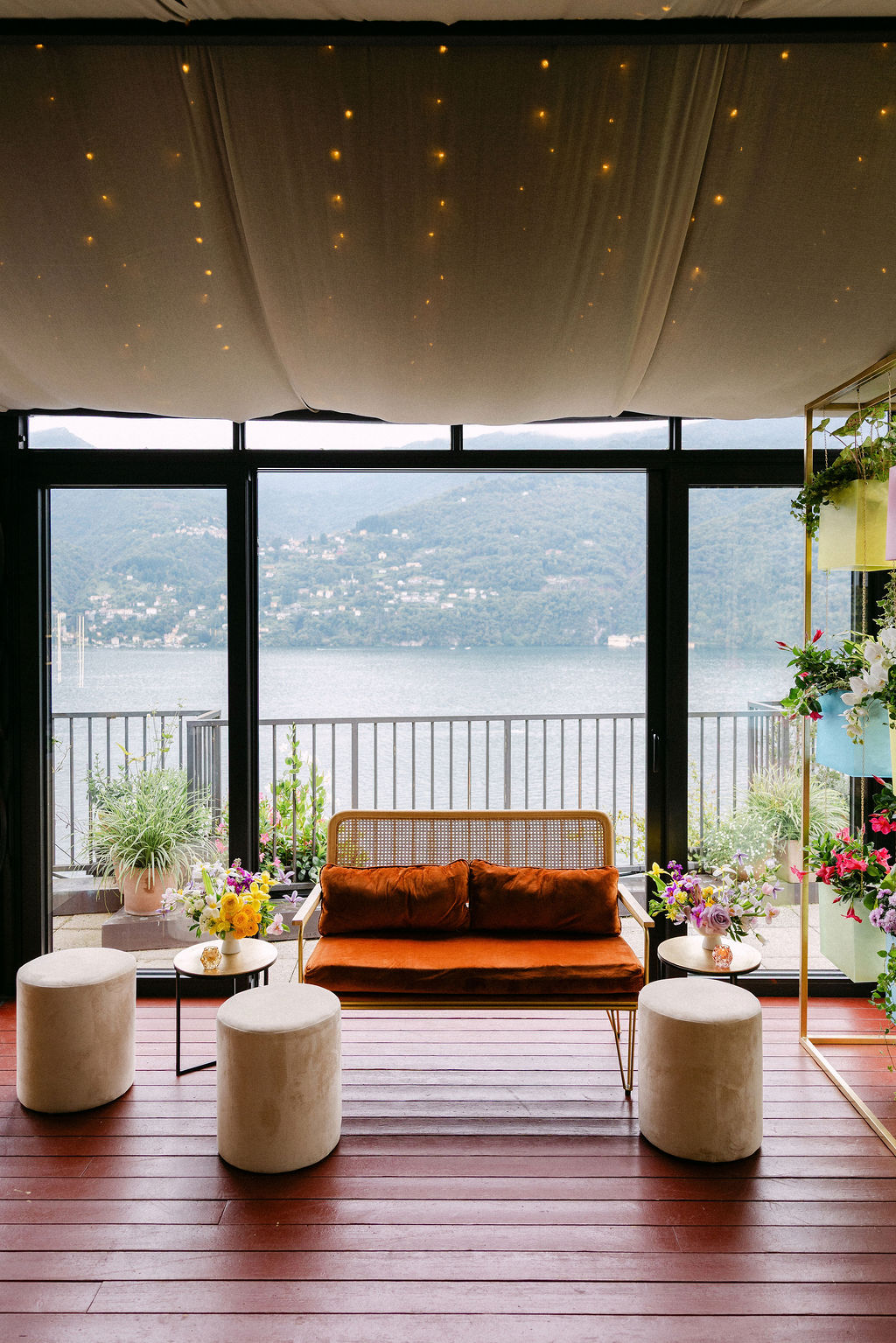 Una Finestra Sul Lago con sofa e puff