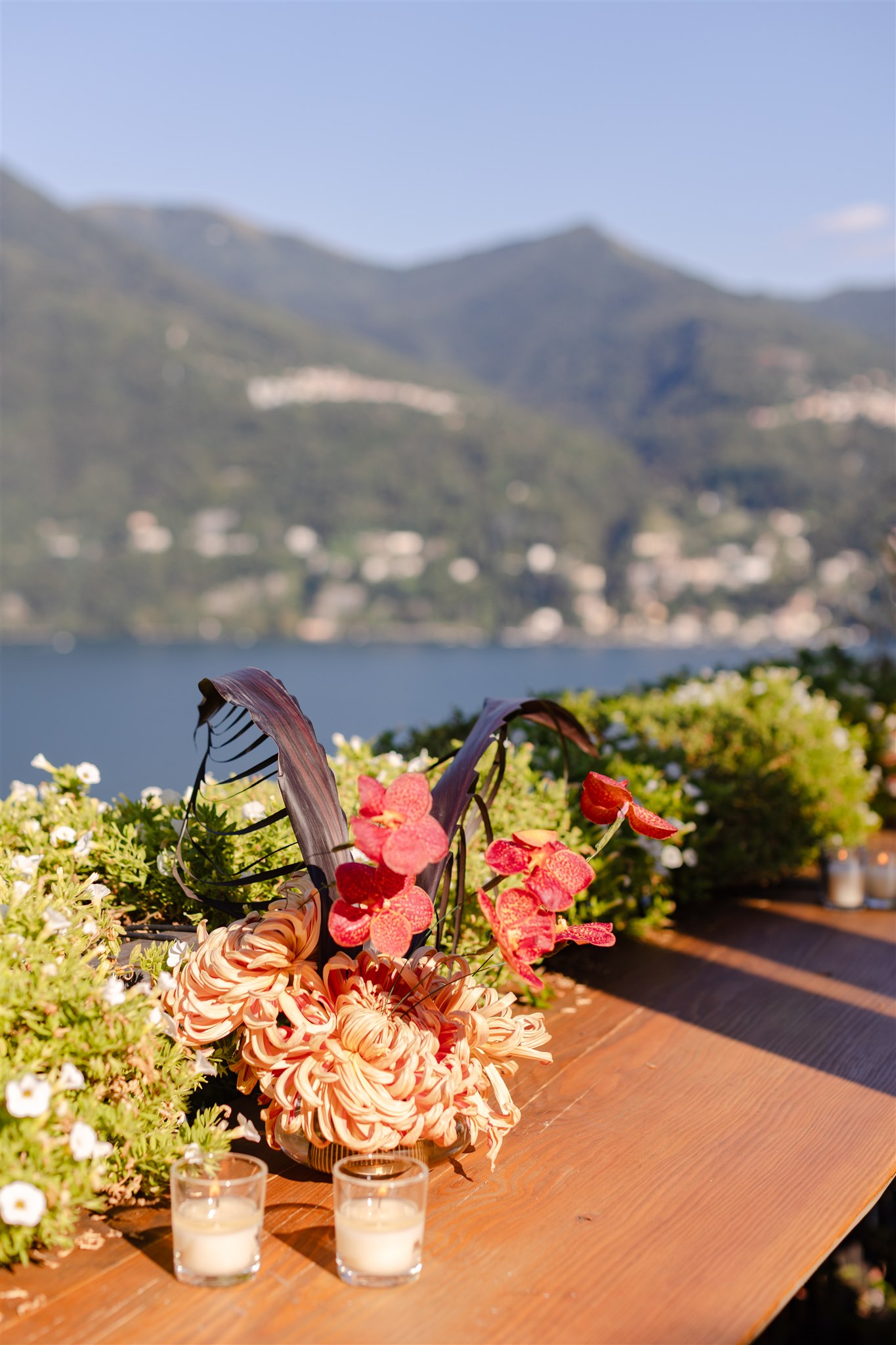 Balconata con fiori vista lago