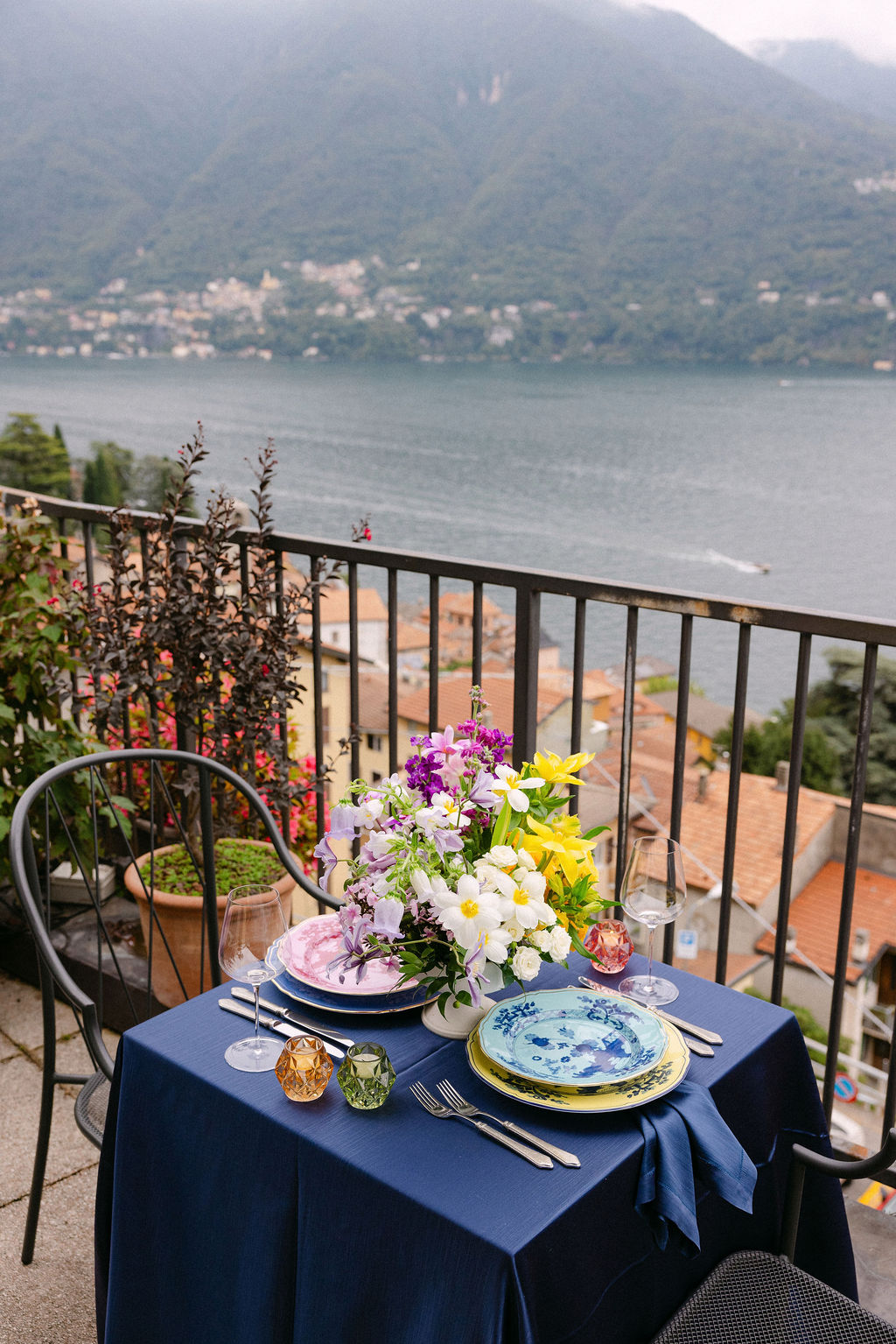 Tavolo con tovaglia blu e piatti colorati