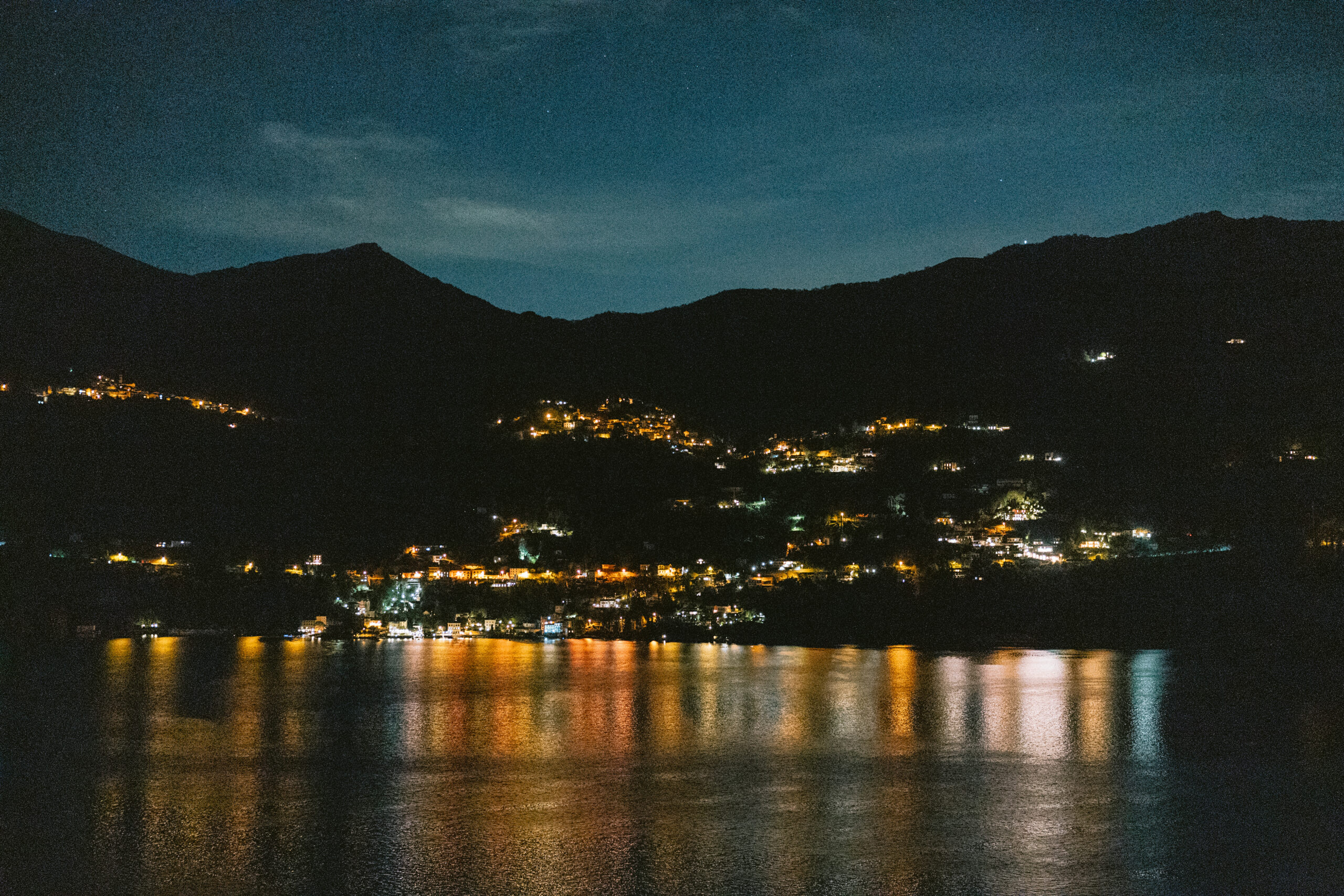 Foto del lago di sera