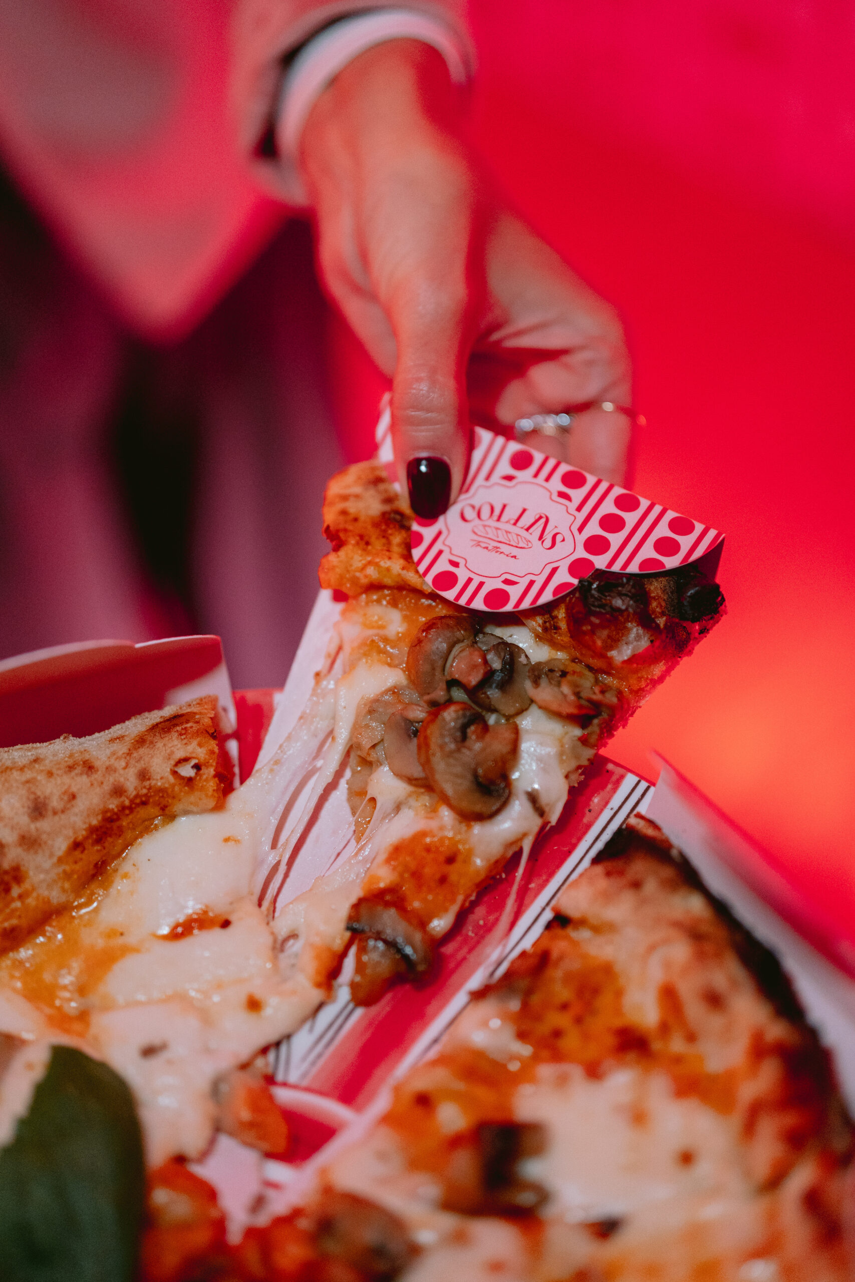 Fetta di pizza con mozzarella filante