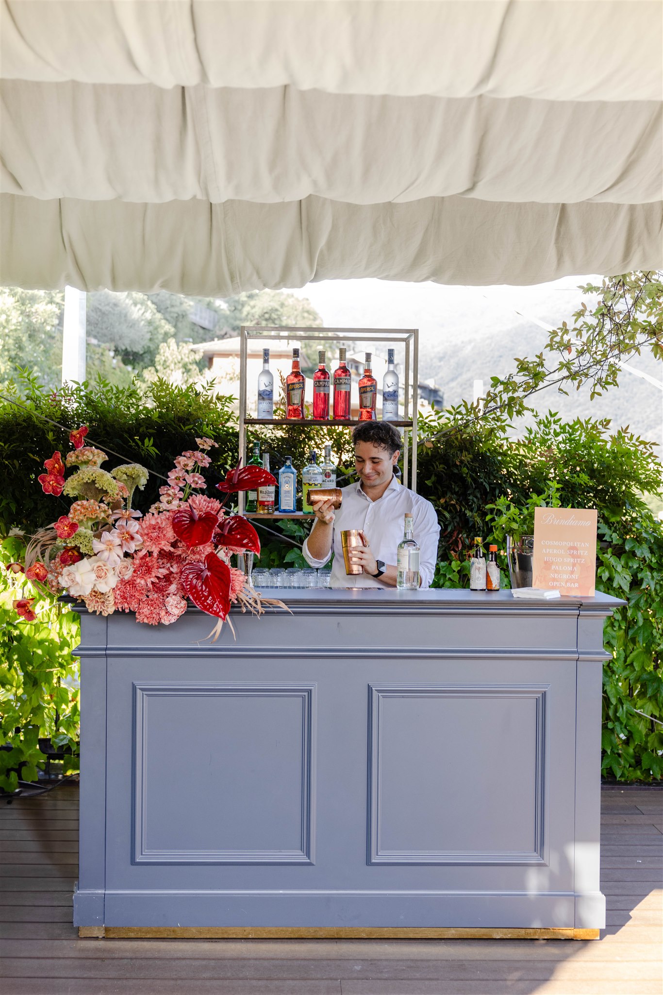 Barman che versa un cocktail