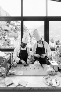 Gruppo Spuma Chef che preparano i ravioli al momento