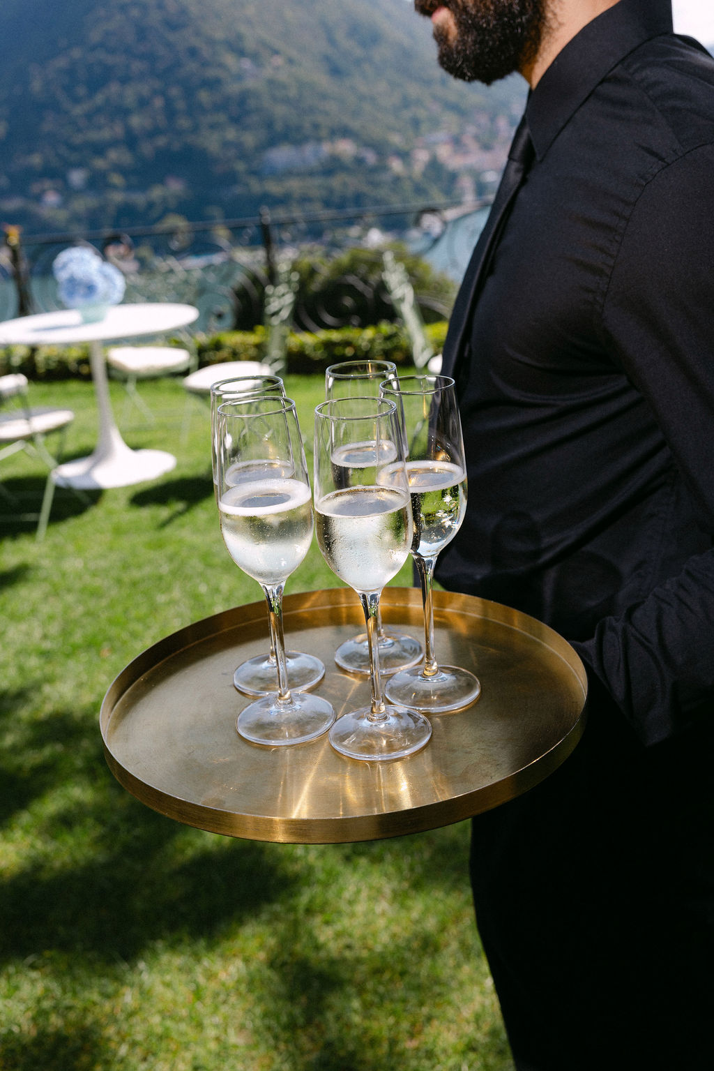 Calici di vino su vassoio oro