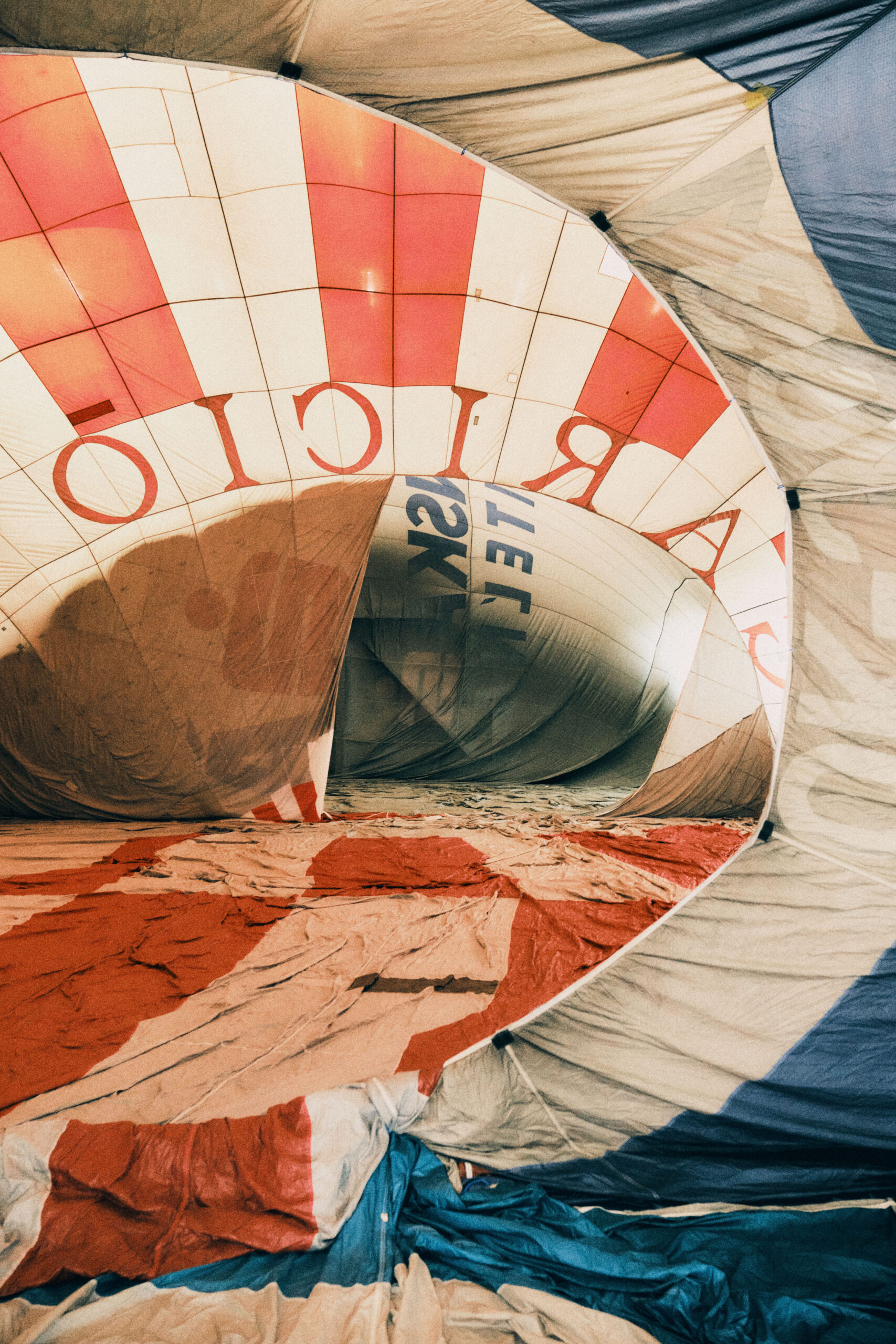 Opera d'arte realizzata con i teli di una mongolfiera