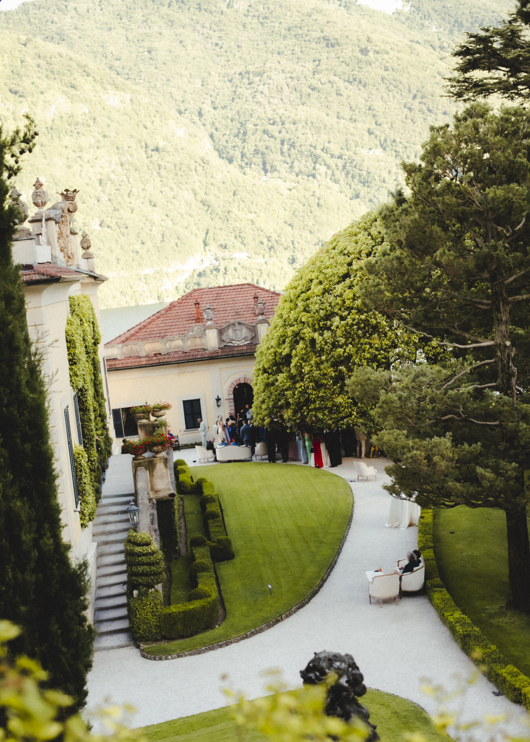 Aperitivo all'interno del giardino della villa