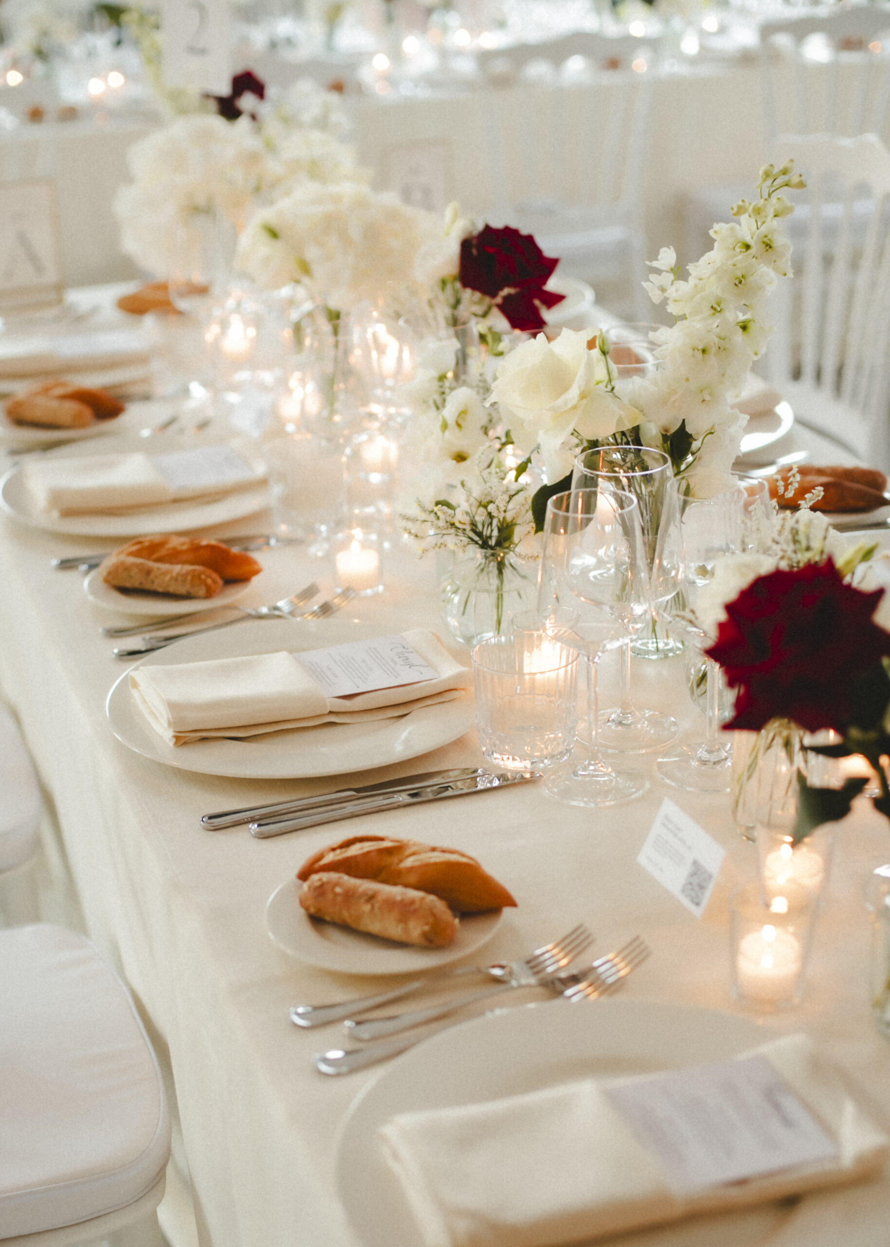 Mise en place bianca con rose bordeaux