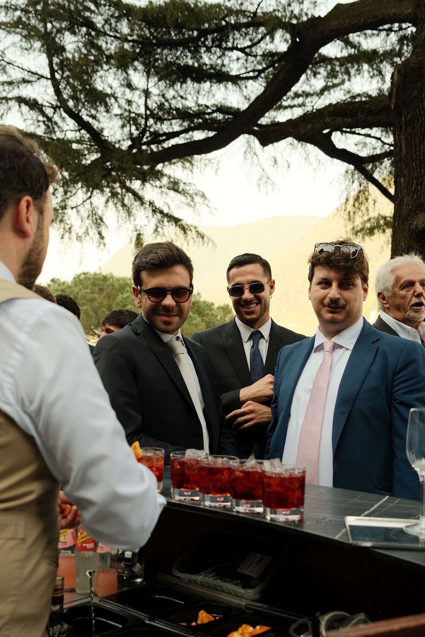 Ospiti che prendono dal bere al bancone