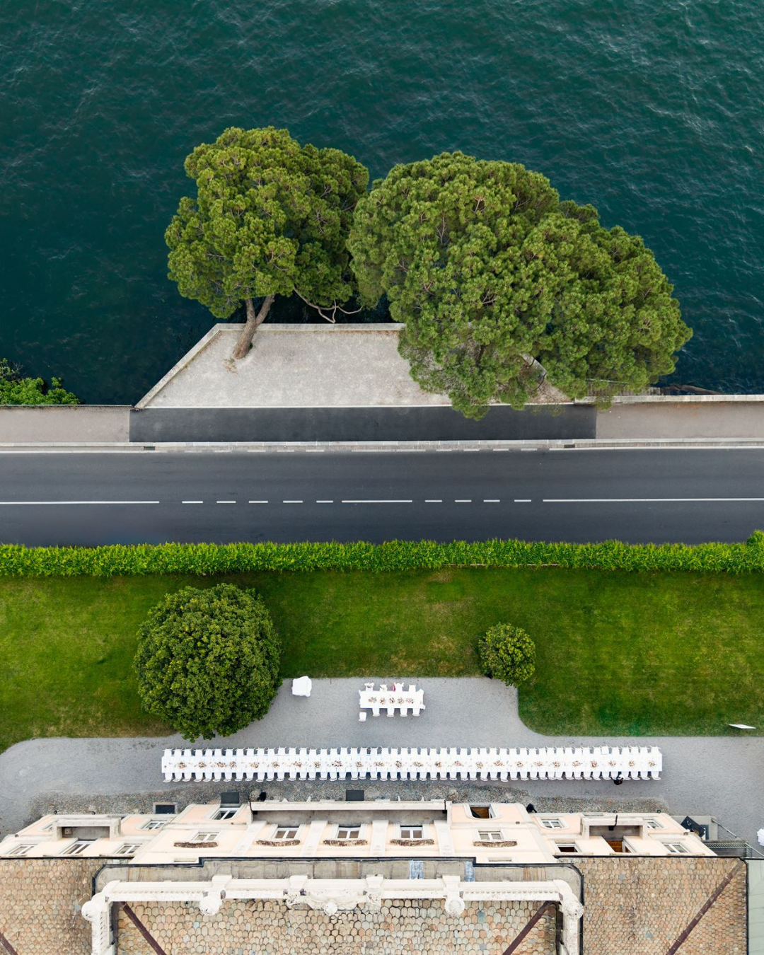 Villa, strada e lago visti dall'alto