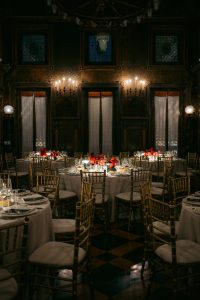 Gruppo Spuma Sala con tavoli al Museo Bagatti Valsecchi