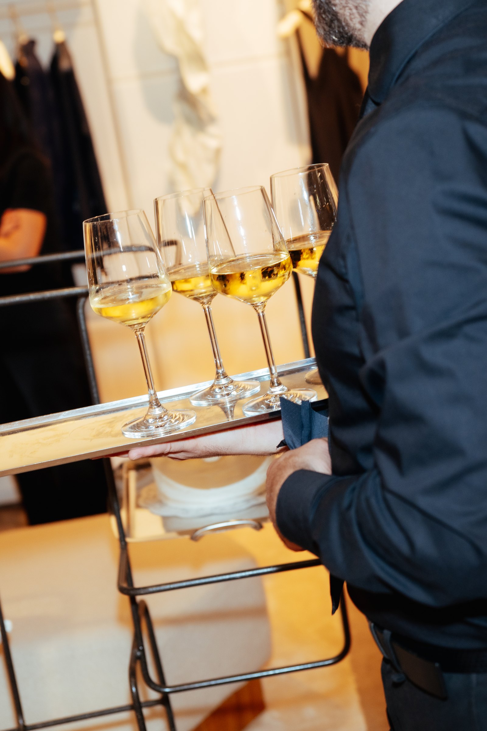 Vassoio con calici di vino