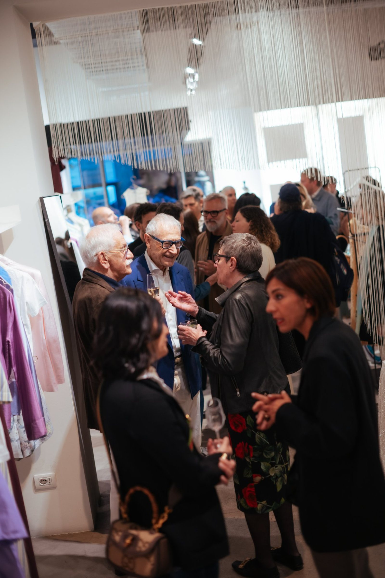 Invitati all'evento all'interno della boutique