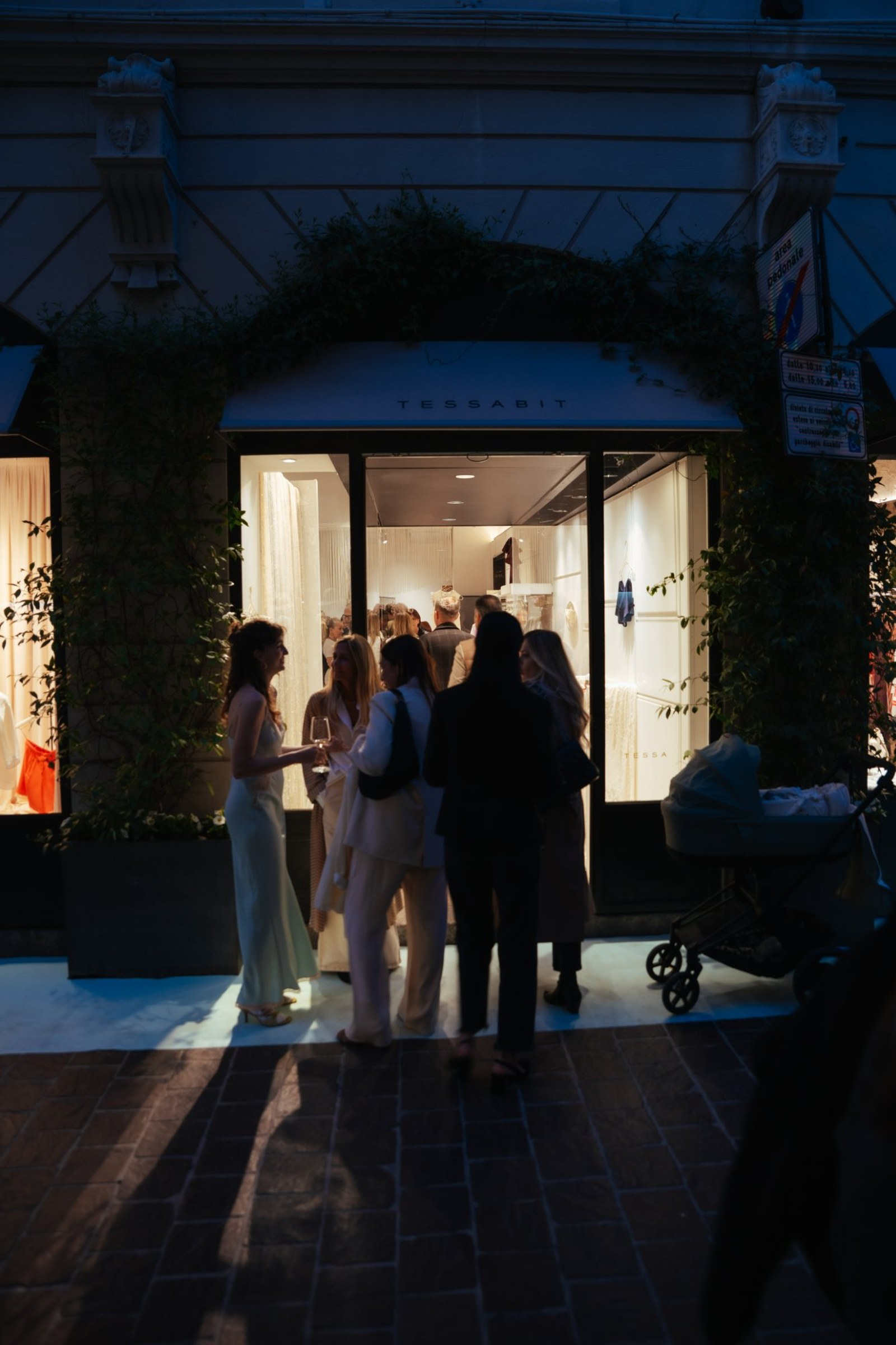 Invitati all'esterno della boutique