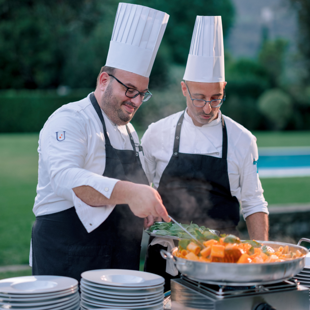 Cooking masterclass con cuochi che cucinano la pasta