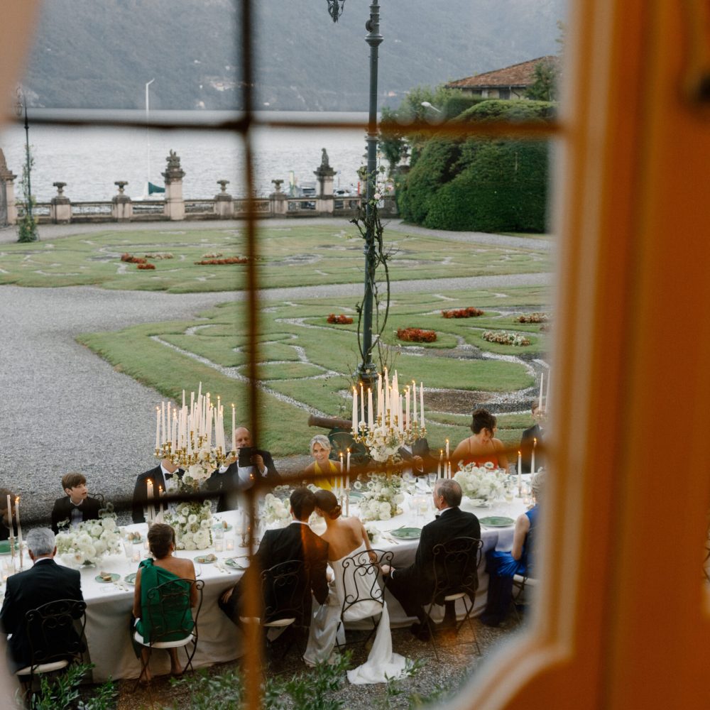 Finestra dove si vede un matrimonio e il lago di Como
